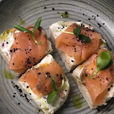 Брускетта с лососем в FABRIKA по цене 650 ₽