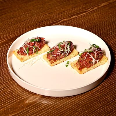 Тартар из говядины с трюфельным масломв Пьяцца по цене 790 ₽