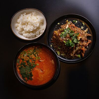 Том Ям с курицей, лапша рисовая с курицей и морс в Том и ям по цене 1015 ₽