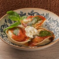 Вареники с моцареллой, страчателлой и соусом песто в 12 cafe