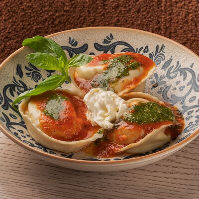 Вареники с моцареллой, страчателлой и соусом песто в 12 cafe по цене 460 ₽