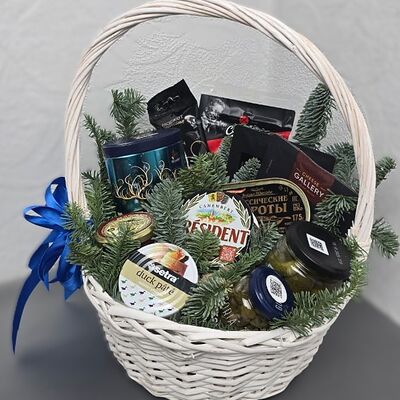 Подарочная корзина с закусками и красной икрой в Buketonline - Съедобные букеты и клубника в шоколаде по цене 13200 ₽