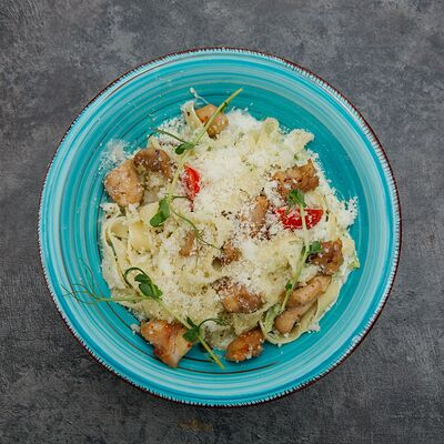 Феттучини с курицей в Грин бар по цене 460 ₽