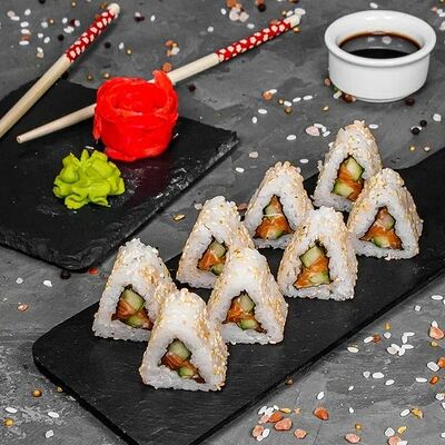 Пирамида в кунжуте в Суши Пати по цене 550 ₽