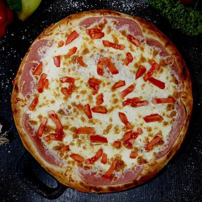 Пицца Ветчина с помидорами 30 см в Hot Pizza по цене 800 ₽