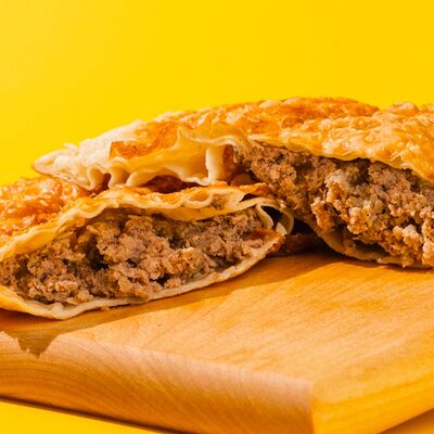 Чебурек с мраморной говядиной в Чебурекми по цене 330 ₽