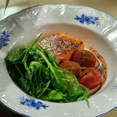 Форель со шпинатом и томатами в Стекляшка по цене 1400 ₽