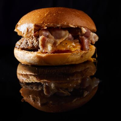 Чизбургер с Беконом в Heimbrauer по цене 650 ₽