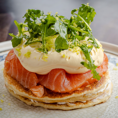 Панкейки из мацони, малосоленая семга, яйцо пашот, мусс галландез в Съели Сумели по цене 1050 ₽