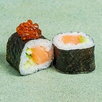 Хосомаки с подкопченным лососем в SAKURA SUSHI PREMIUM