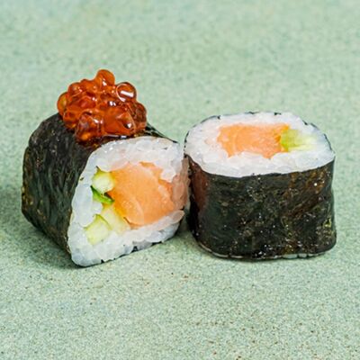 Хосомаки с подкопченным лососем в SAKURA SUSHI PREMIUM по цене 580 ₽