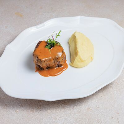 Вырезка в перечном соусе с гарниром на выбор в Bocconcino по цене 3220 ₽