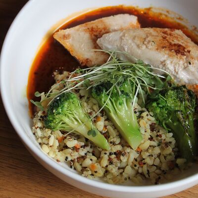 Куриная грудка с булгуром, брокколи и соусом демиглас в Гербарий по цене 500 ₽