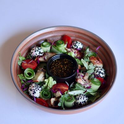 Салат с угрем, творожным сыром и миксом зелени в Rice foodcoffee по цене 3348 ₸