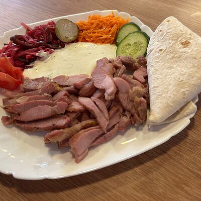 Шаверма со свининой на тарелке в Бакинский кебаб по цене 480 ₽