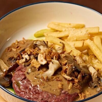 Бифштекс с грибным соусом и картофелем фрив Wine Connection по цене 840 ₽