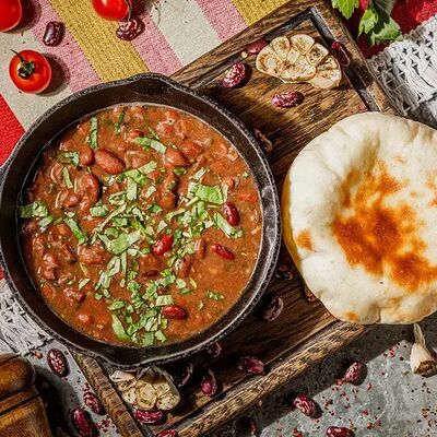 *Горячее лобио с теплой лепешкой пури в Хачапури по цене 450 ₽