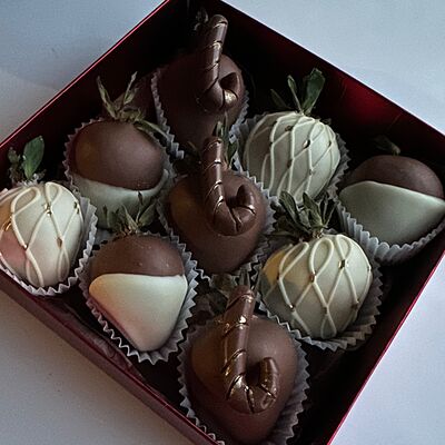 Клубника в шоколаде на Новый год (9 шт.) в Fujibox по цене 2700 ₽