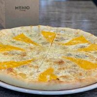 Пицца четыре сыра на белом соусе в Чиполетти