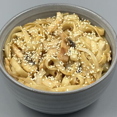 Wok с копченым цыпленком и грибами в соусе терияки в Avokado sushibar по цене 435 ₽