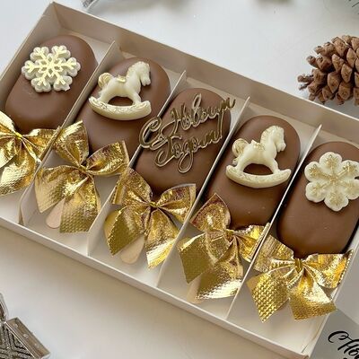 Чизкейки-эскимо с лошадками с новым годом в Кондитерская КонфеткаПитер по цене 1687 ₽