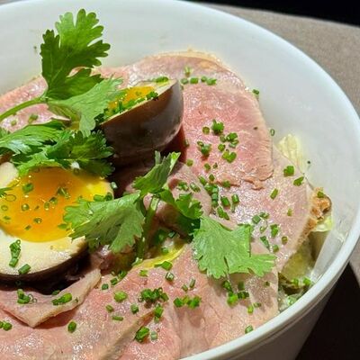 Плотный мясной салат с ростбифом и маринованным яйцомв Anyway bar & kitchen по цене 790 ₽