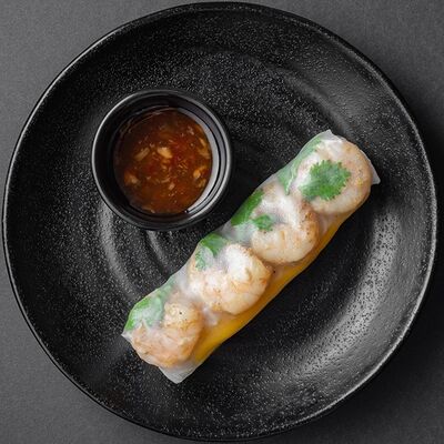 Спринг-ролл с креветками в Joly Woo по цене 298 ₽