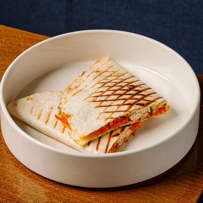 Кесадилья с курицей в Кристалл по цене 480 ₽