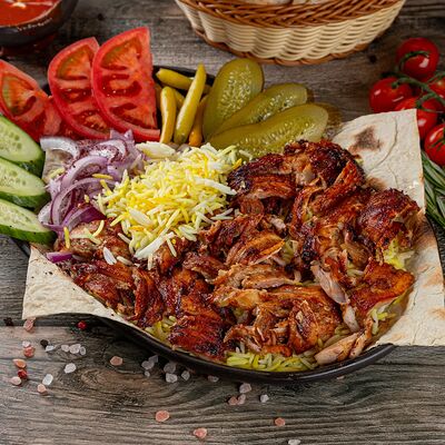 Шаурма с курицей на тарелке с рисом в Istanbul StreetFood по цене 730 ₽