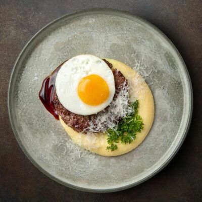 Бифштекс с картофельным пюре и яйцомв Мясоlove по цене 720 ₽