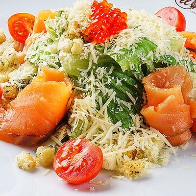 Салат Цезарь с лососем в Il Canto по цене 1130 ₽