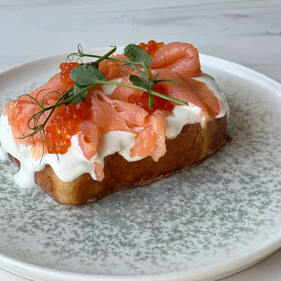 Бриошь в яйце, сметана, лосось в Prana по цене 740 ₽