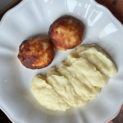 Куриные котлеты с пюре в ROMO по цене 810 ₽