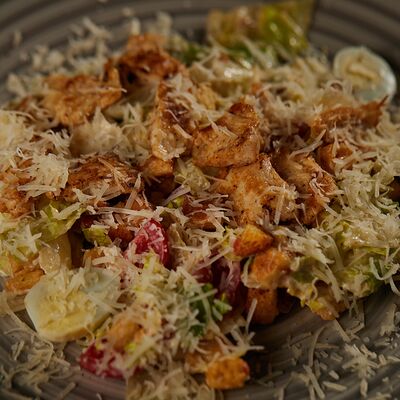 Салат Цезарь с курицей в Menthol по цене 480 ₽