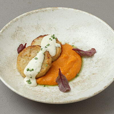 Котлеты из волжской рыбы с нежным картофельно-перечным пюре в Диккенс по цене 590 ₽