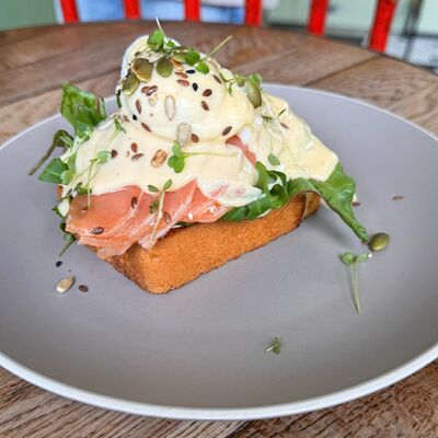 Бриошь с лососем холодного копчения в BUENO cafe по цене 910 ₽