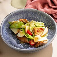 Салат с цыплёнком и копчёным сыром в Bahroma