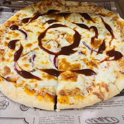 Пицца Чикен барбекю в Горячо и вкусно по цене 750 ₽