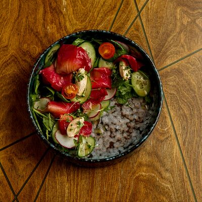 Салат с лососем в Траттория медичи по цене 1070 ₽