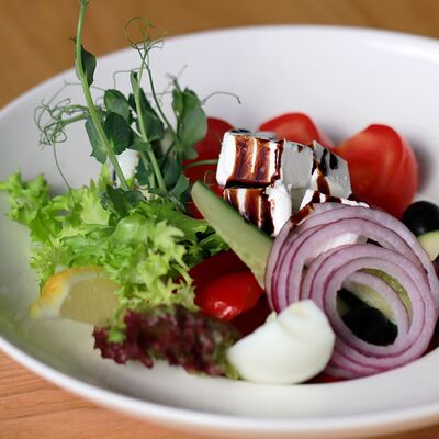 Салат Греческий в Lemongrass по цене 549 ₽