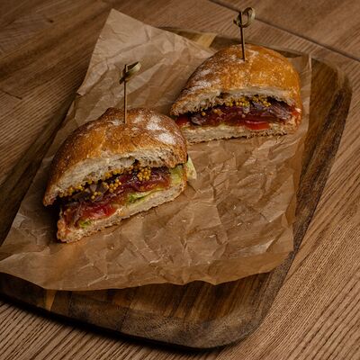 Сендвич с ростбифом 200гр в Polla Vina по цене 1150 ₽