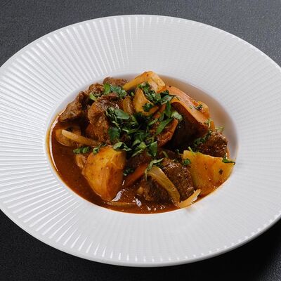 Говядина с овощами в томатном соусе в Акватория по цене 975 ₽