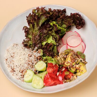 Салат с авокадо, гречкой и пармезаном, свежими овощами в Kalabasa по цене 1200 ₽