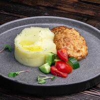 Котлетки куриные с картофельным пюре в The Kabak