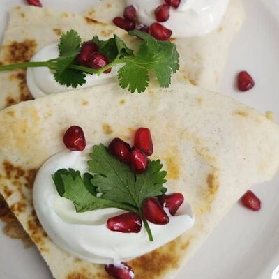 Кесадилья с ветчиной, грибами и сыром чеддер в La Vida loca по цене 420 ₽