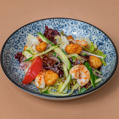 Салат с вяленой хурмой, креветками и жареным сыром в Хочу пури по цене 770 ₽