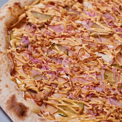 Пицца бекон, куриный рулет, соус грильв Кафе Итальянцы по цене 520 ₽