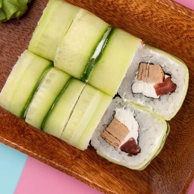 Зеленый ролл с томаго омлетом в Ями Тим по цене 440 ₽