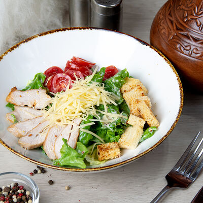 Цезарь с курочкой гриль в Папаха по цене 427 ₽