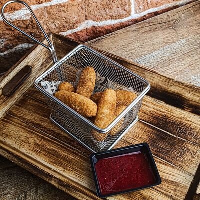 Сырные палочки с ягодным соусом в Дровосек по цене 400 ₽